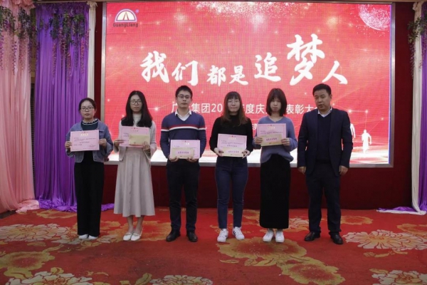 一名党员，，，，，，，，就是一面鲜红的旗帜