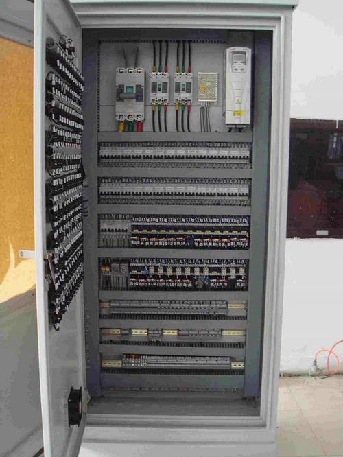 电气控制柜产品图片电气控制柜是按电气接线要求将开关设备,测量仪表